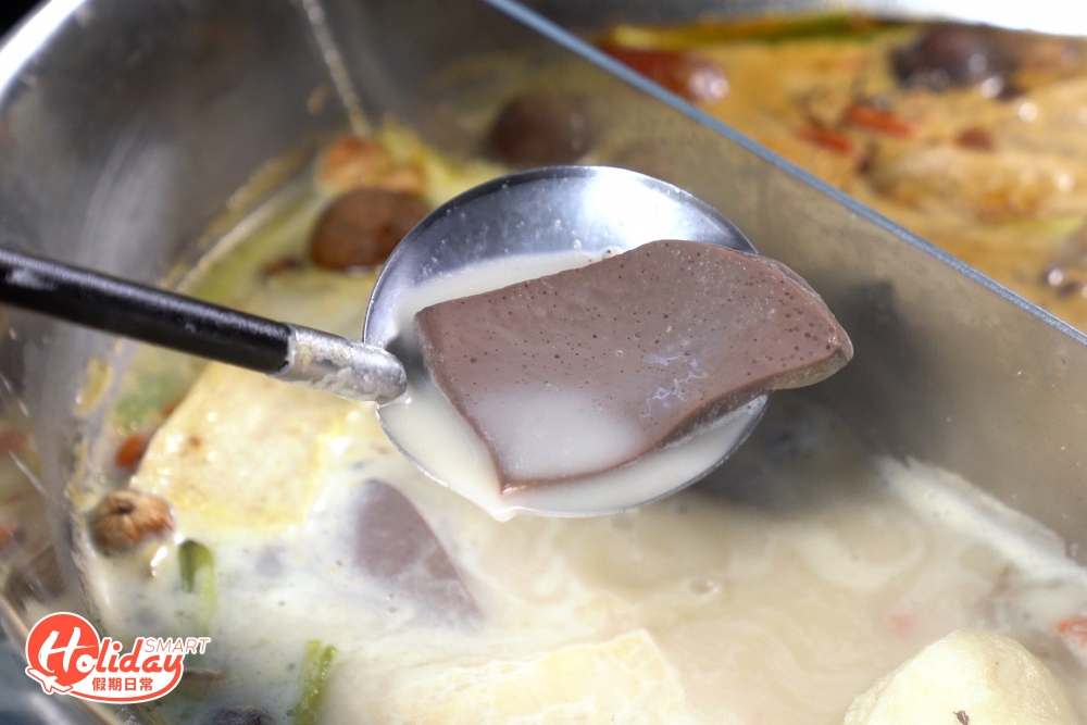 另一賣點便是無限任食台灣直送麵包豆腐及鴨血,兩款配料吸盡湯底精華,讓人愈食愈上癮,不斷追加!