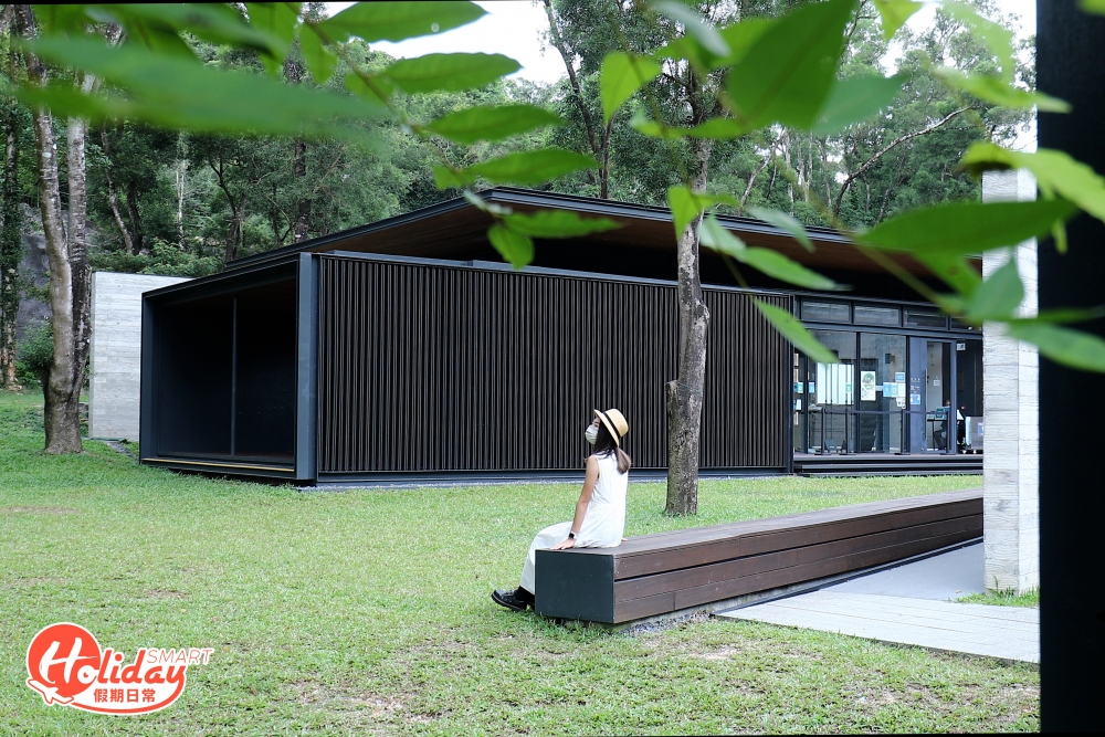 中心內有一片大草地,遊客可以在草地上野餐,周圍質樸且自然的建築,配上綠意盎然的環境,讓人感覺置身於世外桃源。