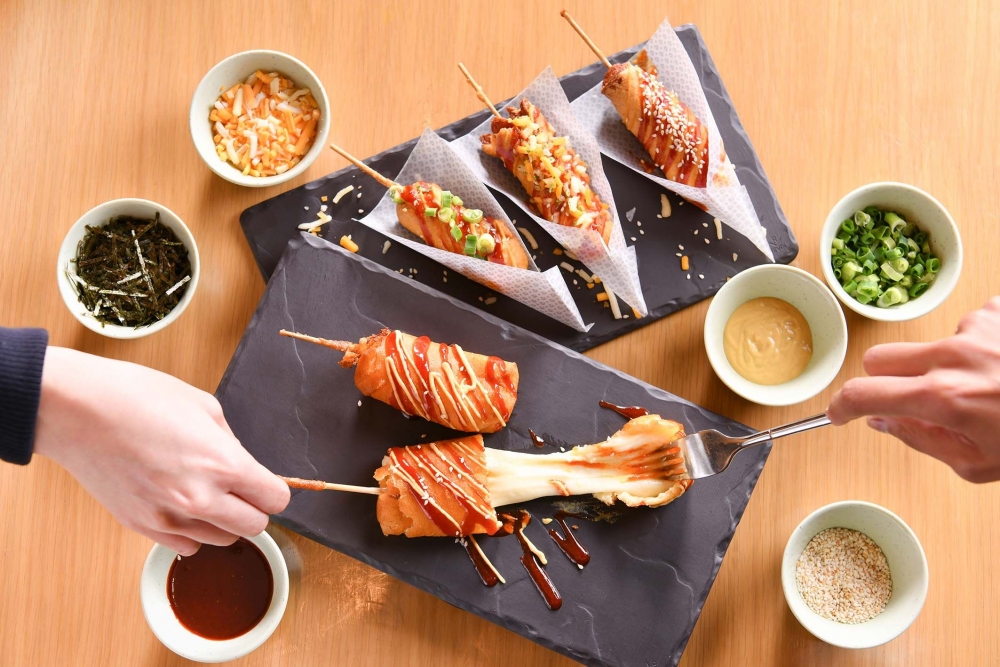 「週末日韓街下午茶自助餐」:人氣街頭小食芝士熱狗。