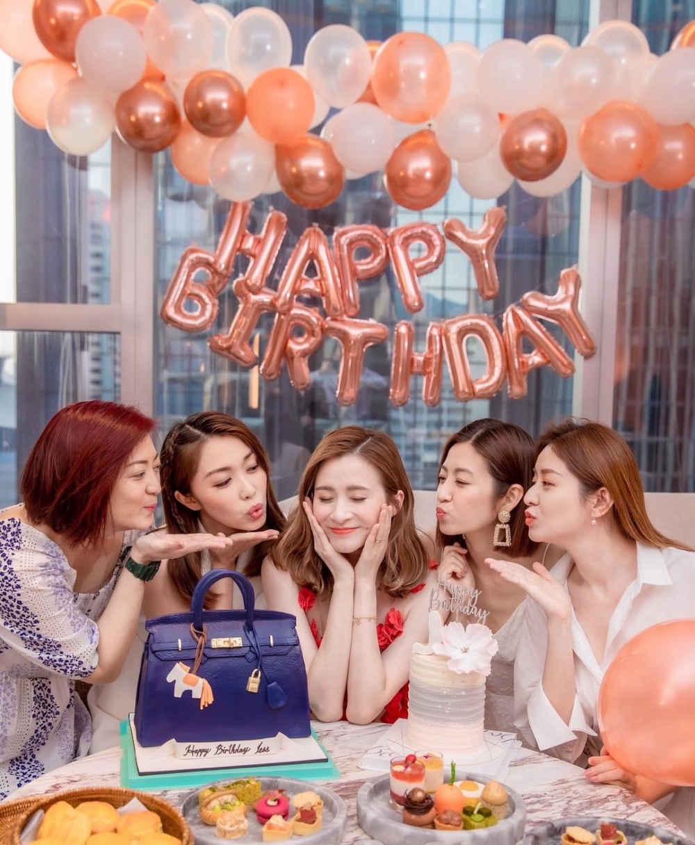 沈卓盈生日時,姐妹們送上手袋翻糖蛋糕~