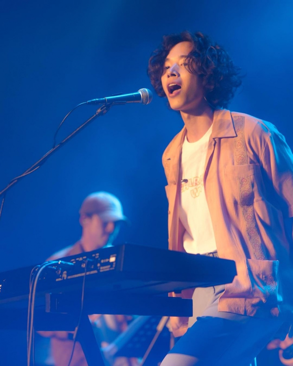 主因係唱歌？！