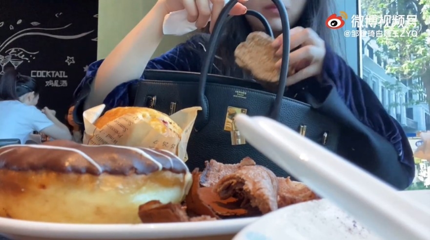 鄒雅琦將早餐放入假Hermès手袋帶走。