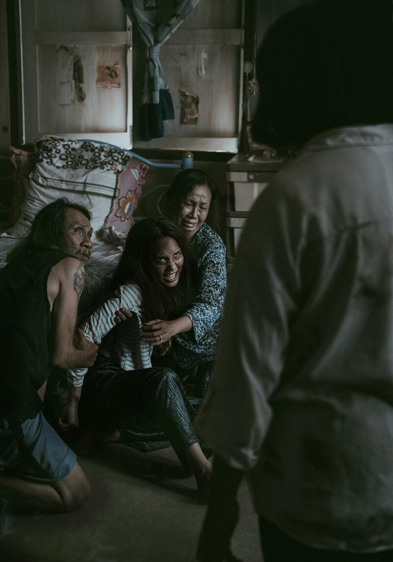 第一次演戲的Narilya,扮演被惡靈附身後,變得不時陰鬱又暴躁,做出怪異瘋癲行為,令觀眾留下深刻印象。
