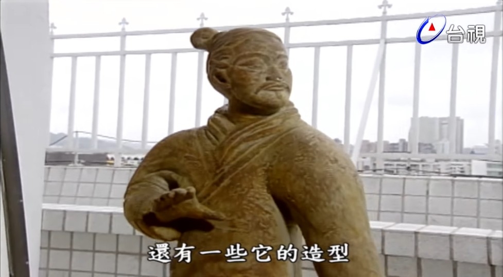 窗口位置竟然有兵馬俑。