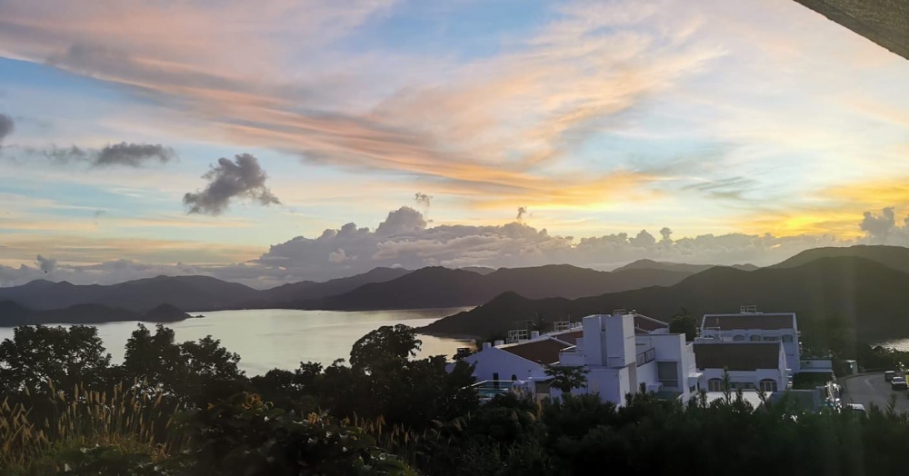 蔣怡居住嘅獨立屋坐擁靚海景。
