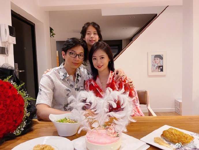 翁虹女兒為媽媽準備了一個精緻羽毛蛋糕。