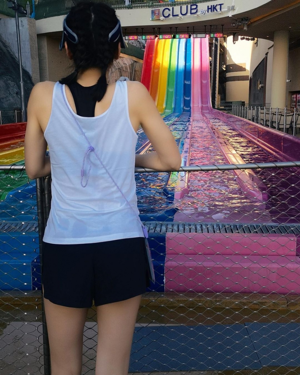黎姿之後換上白色背心,背影睇落十分年輕