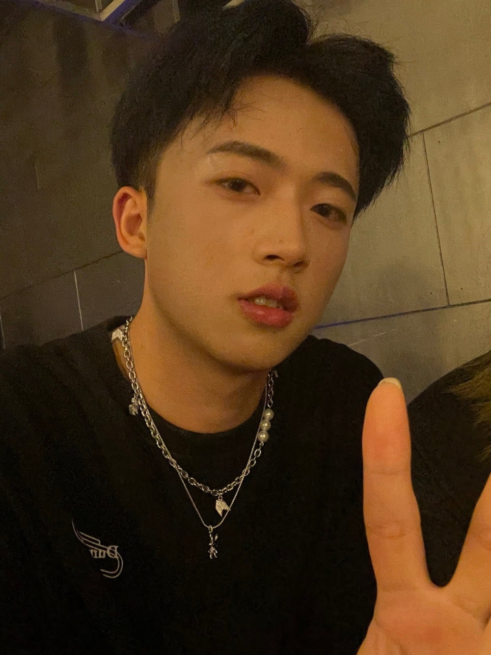 男兒身嘅康雅雅著男裝時係一名普通男生,未見有咩突出之處