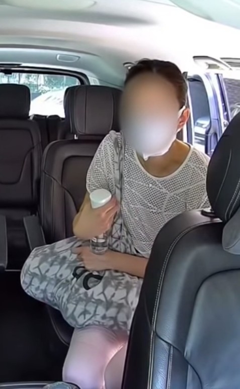 女子稱佢所噴液體唔會影響到架車:「你都無講,我上車之前要噴㗎嘛!」,但司機「企硬」表示會取消個柯打佢