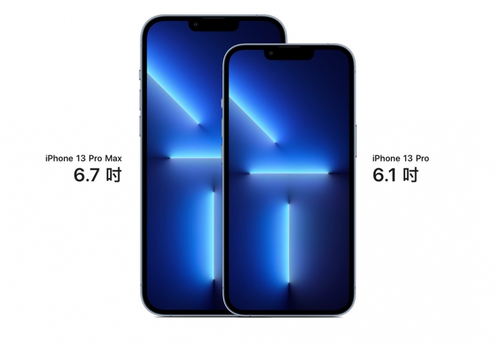 3個鏡頭配備全新光線感應器，主鏡頭廣角：ƒ/1.5 光圈，支援微距拍攝，最近2cm都拍攝得非常清晰。