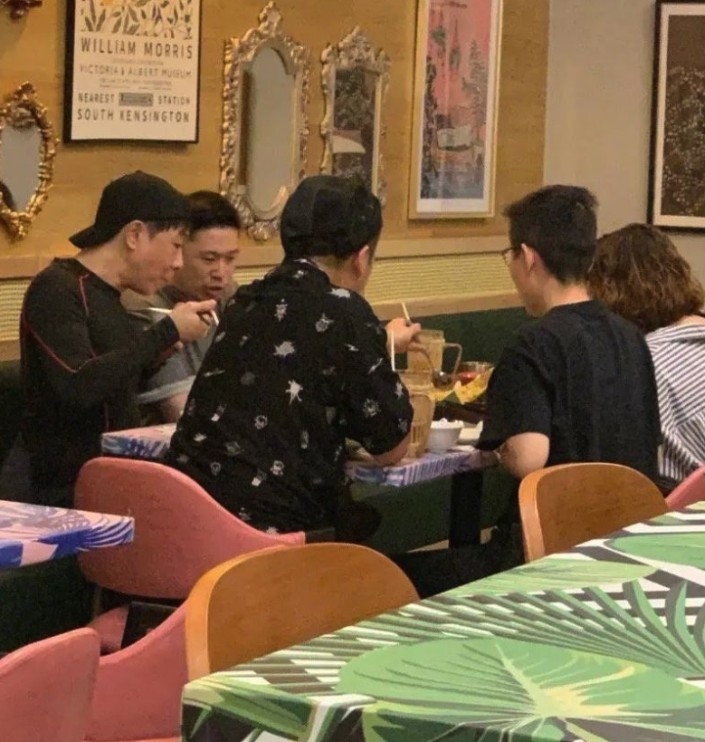 MC Jin同黃貫中就喺泰國餐廳進食晚餐!