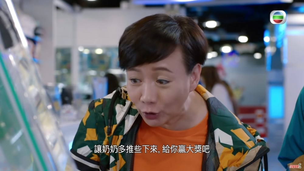 嫲嫲同婆婆有時又會湊佢放學