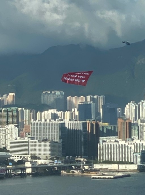 唔少網民喺維港目睹港男用直升機求婚嘅過程!