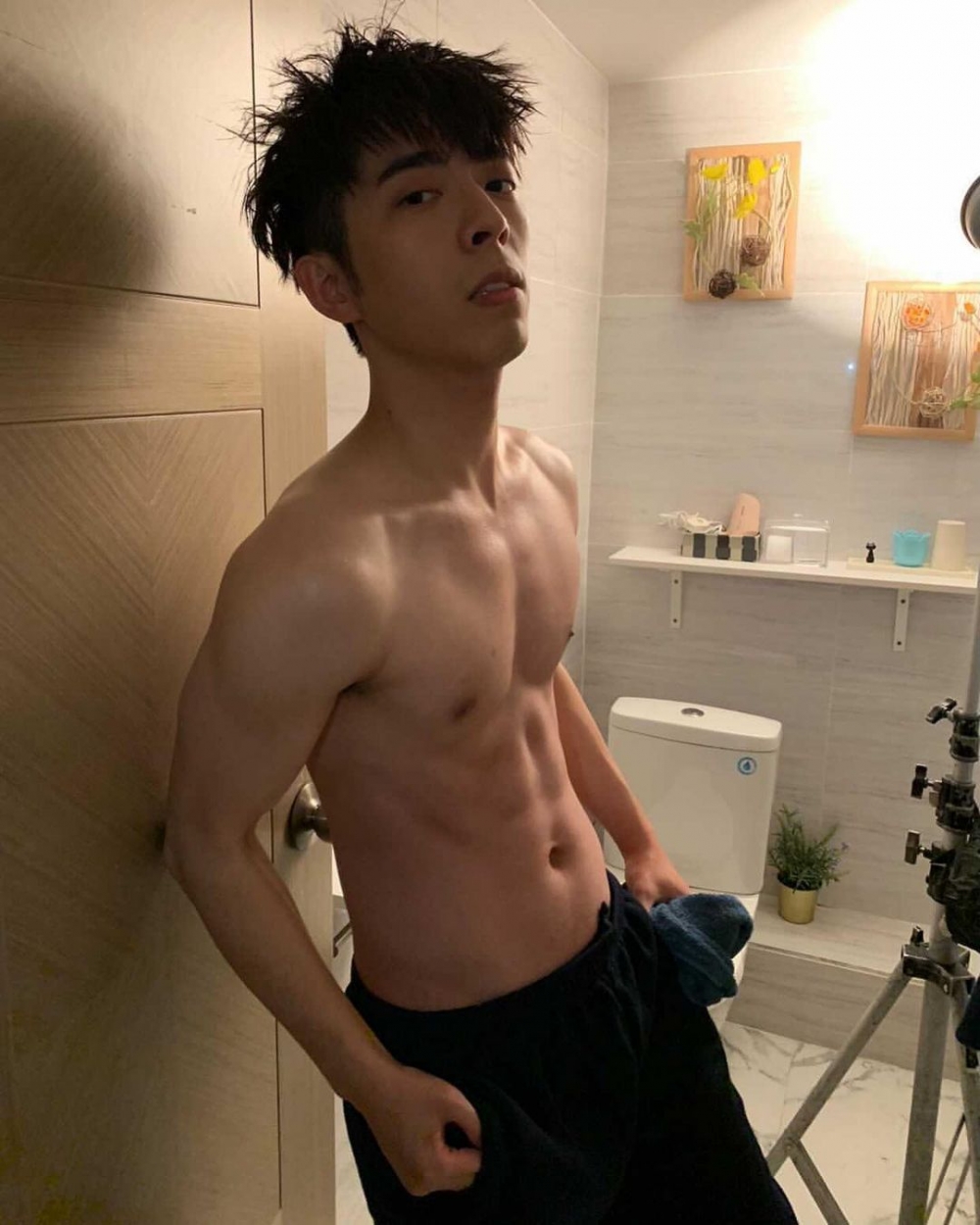 Edan喺IG公開嘅相片唔止有6舊腹肌,仲有粗壯手臂!