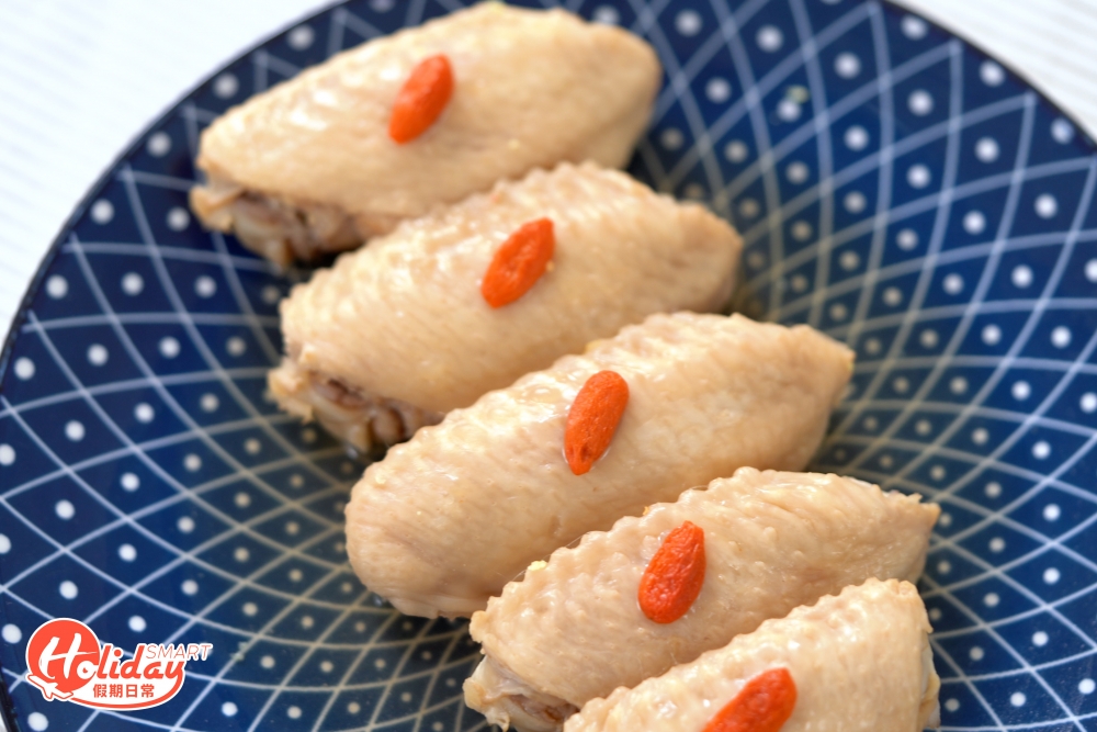 再用中小火煮8-10分鐘,最後撈起放入冰水中,過冷河可以令雞皮爽脆,瀝乾後加入調較好的醬汁冷藏便可。