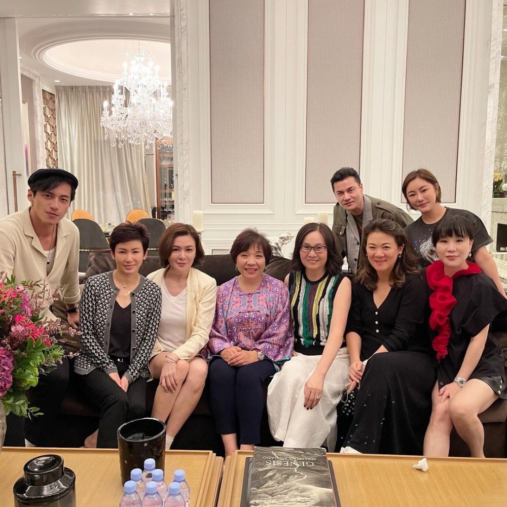 黃俊豪上載同富婆堆加呂良偉聚會合照