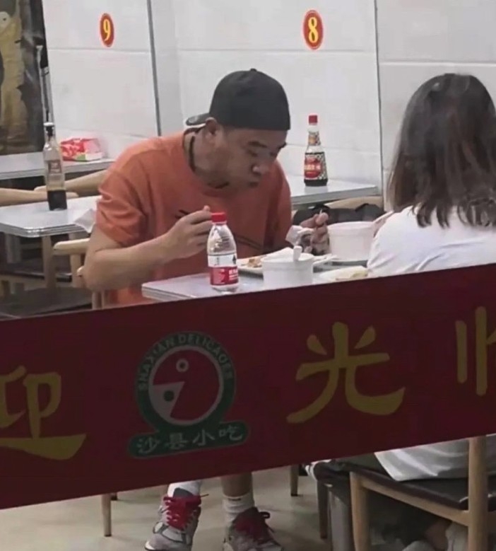 陳小春被內地網民見到正在食飯!