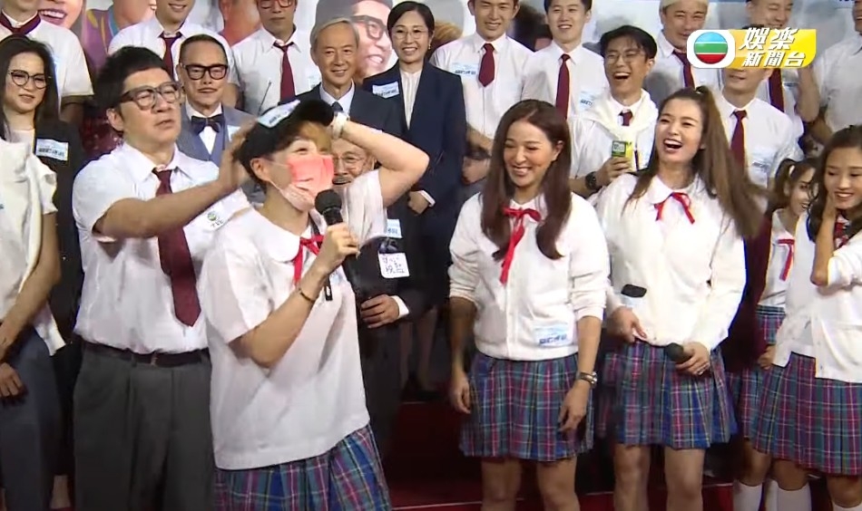 《愛回家》一班演員校服look示人!