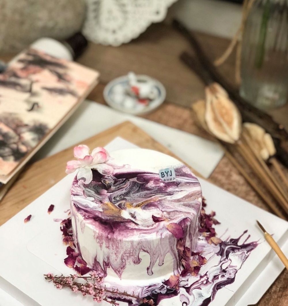 byj.hk堅持每一個鏡面蛋糕的色彩圖案都絕不重復。