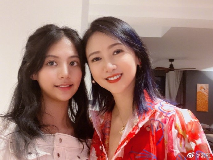 翁虹女兒眼大大好搶鏡。