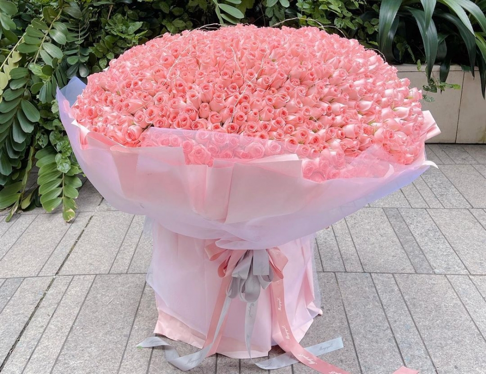 港男再於網上花店購買999支玫瑰花!