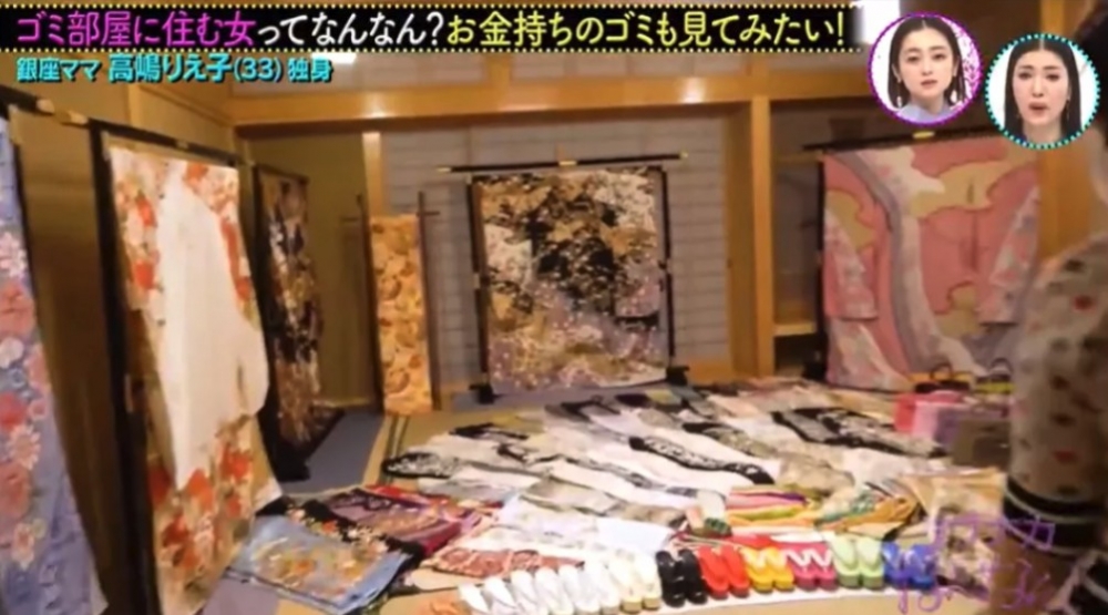 房間內都擺放咗佢嘅「收藏品」:和服、鞋子等