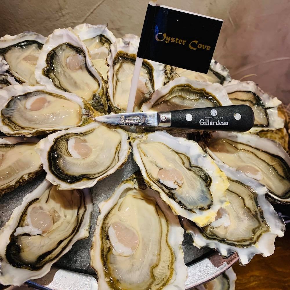 蠔灣Oyster Cove供應的生蠔品種豐富讓客人挑選,食前更會詳盡地為大家介紹,生蠔拼盤擺位由淡味排到濃味,逐一細味各款特色。