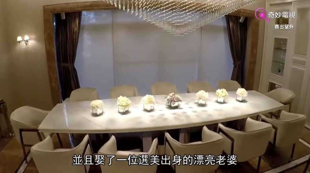 中意同朋友聚會嘅黃浩,家中有12人長飯枱