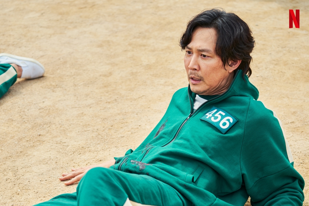 李政宰在《魷魚遊戲》飾演「成奇勳」,因失業並欠下賭債,決定參加比賽,希望能贏取高額獎金。