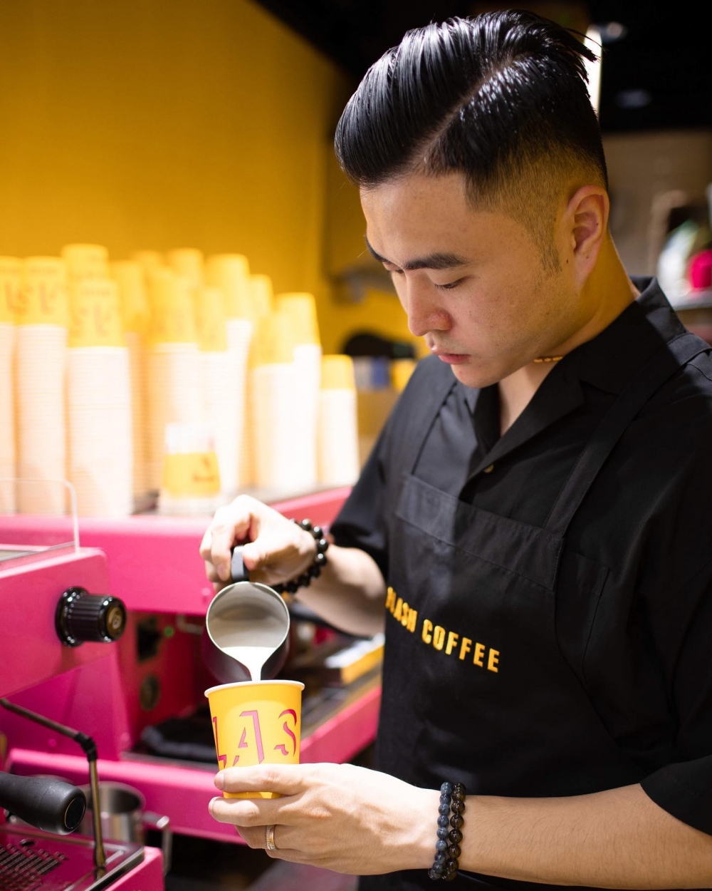 新店邀請多位咖啡師構思及設計一系列特色飲品,其中上環店的首席咖啡師Timmy就是香港咖啡調酒大賽的冠軍,更曾於世界咖啡調酒大賽榮獲亞軍,咖啡質素有一定的保證。