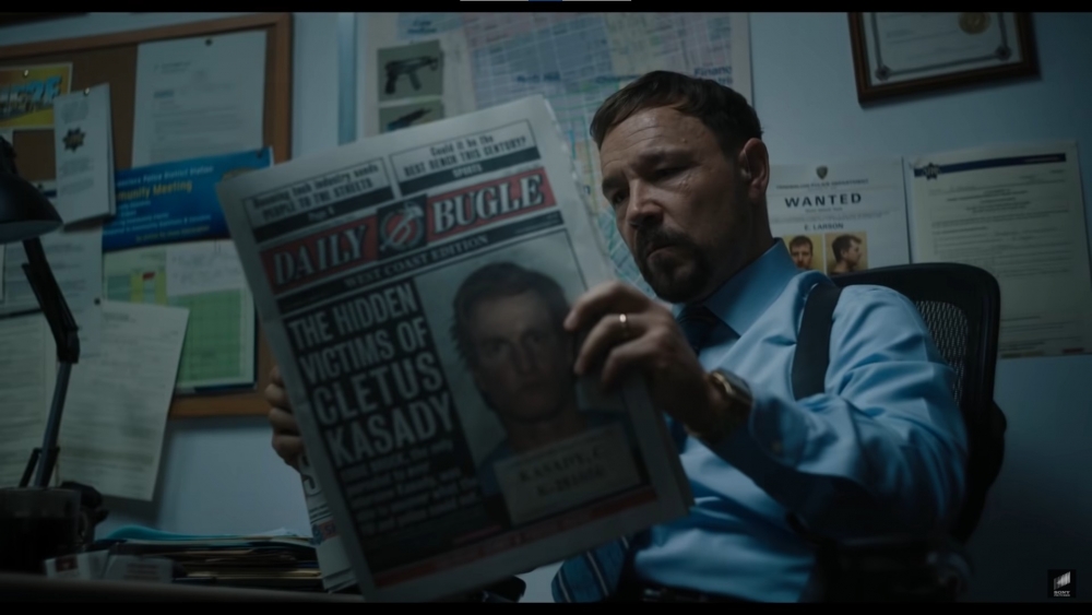 預告中,由Stephen Graham飾演警探Detective Mulligan,手上拿著《號角日報》(Daily Bugle),頭版是關於「血蜘蛛」宿主、連環殺人狂Cletus Kasady的報道。此畫面可見《毒魔:血戰大屠殺》與蜘蛛宇宙的連繫,因為這個是對於漫威漫畫及蜘蛛俠很經典及重要的報社。