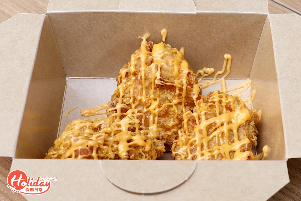 店舖最受歡迎是芝士炸雞，每件炸雞表面都舖上車打芝士醬，炸粉不會過厚，雞皮炸得香脆。