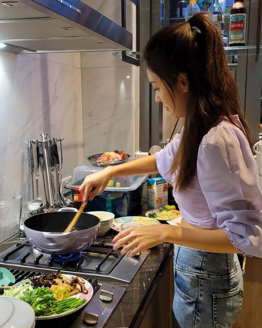 平時熱愛下廚嘅佢生日都為來賓炮製料理!