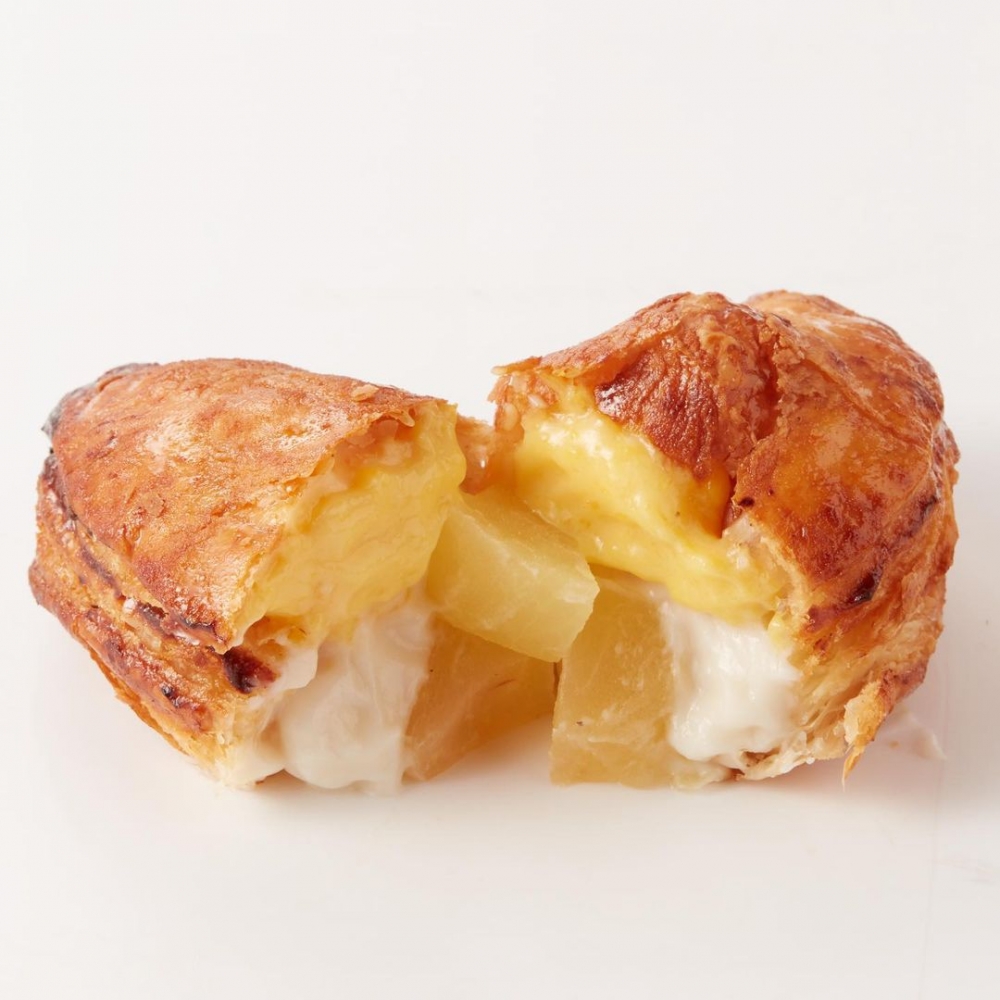 Mille Mele Tokyo的蘋果批香脆嘅外層酥皮，包住爽脆蘋果粒及幼滑吉士豆乳醬。