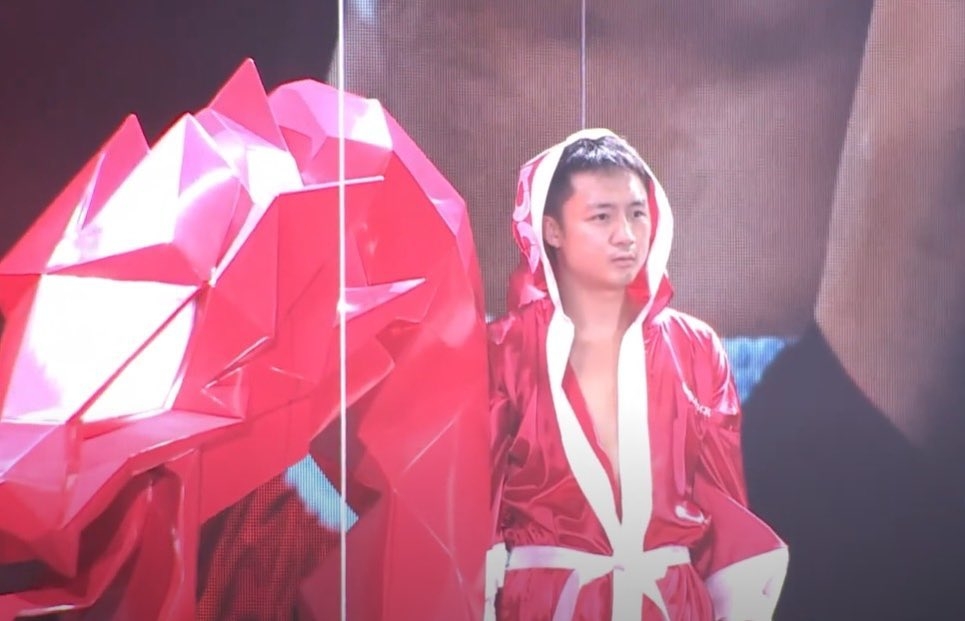 鍾培生超級盛大「從天而降」嘅出場方式,彷如演唱會一樣!