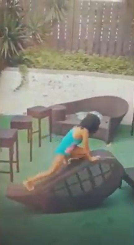 蔣怡女女喺家中花園周圍爬玩得不亦樂乎。