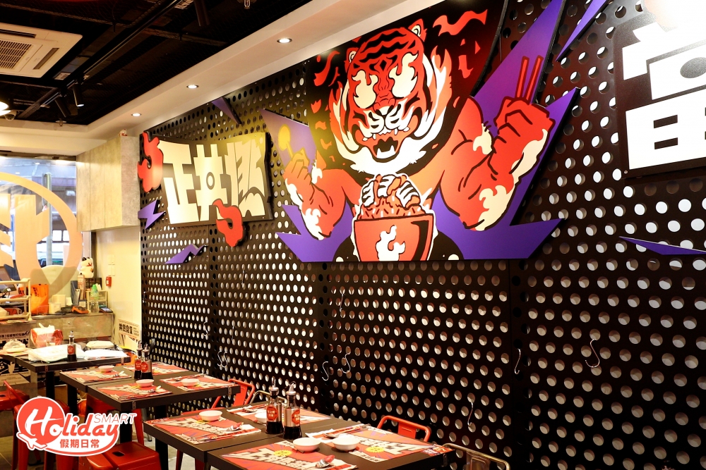 「火炙」比喻相撲手熱情澎湃的心,餐廳中的點餐紙、餐具、鋪枱紙都用上自家設計的圖案,營造出鮮明的風格。