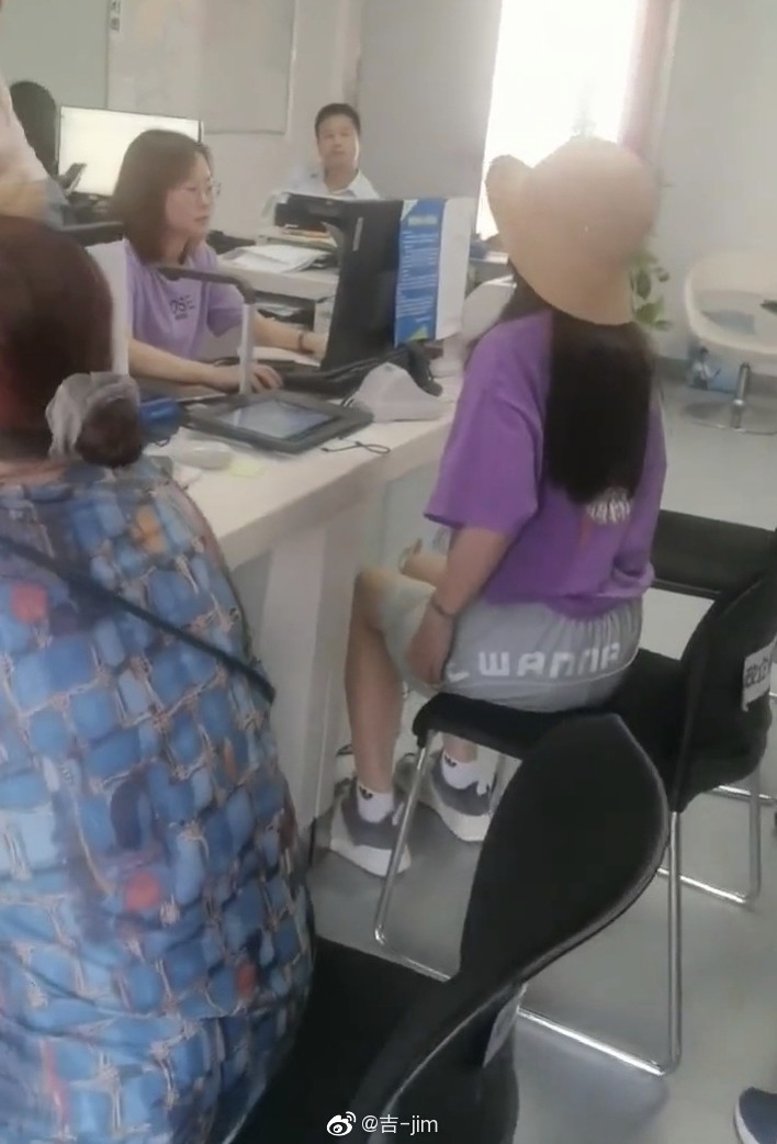 趙薇打扮休閒,現身安徽蕪湖一家中國移動營業廳。