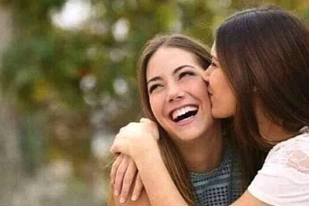 兩個女生嘅感情迅速升溫!