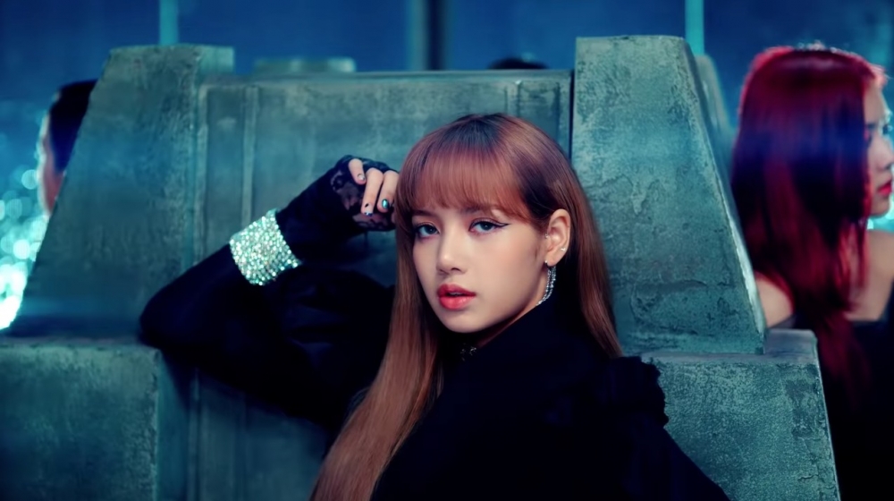 樓主表示男友間房已經轉哂做Lisa嘅相,喺床邊放咗勁大張Poster,同時亦買咗一堆Lisa周邊產品。