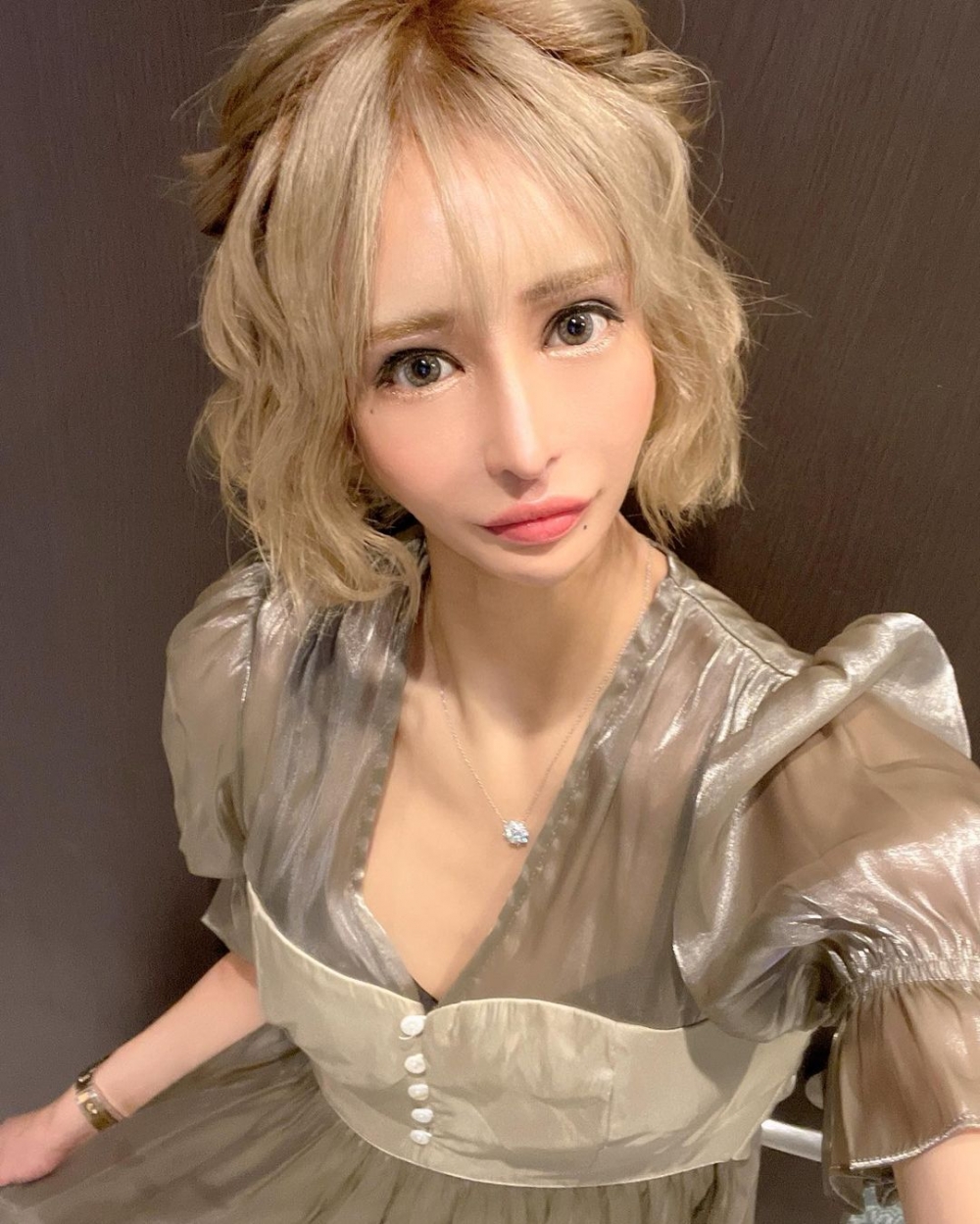 櫻井野之花有「最強陪酒女」之稱，最近因假借他人名義經營風俗店被捕。