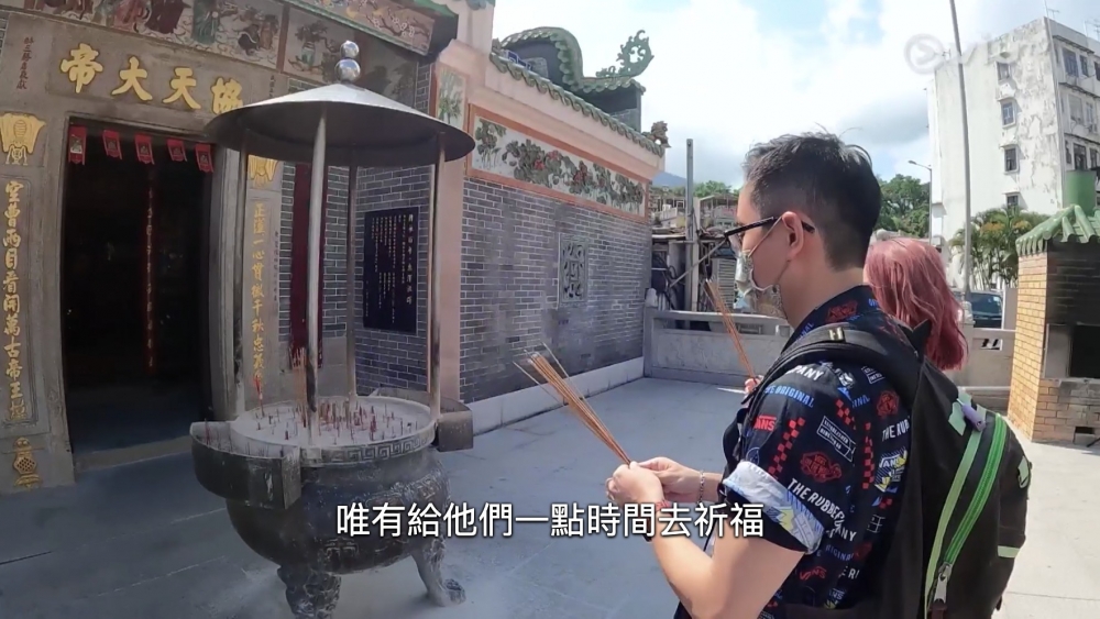 Sam同Angus約會竟然去拜神
