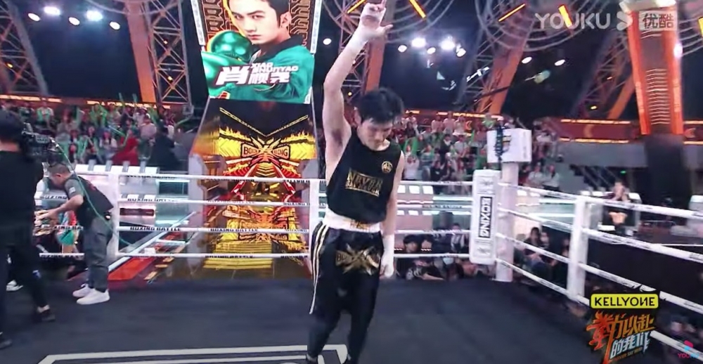 向佐自細崇拜李連杰，喺出演電影《霍元甲》時更拜李連杰為師，多年嚟佢學武術、泰拳等，係圈中有名嘅「練武之人」