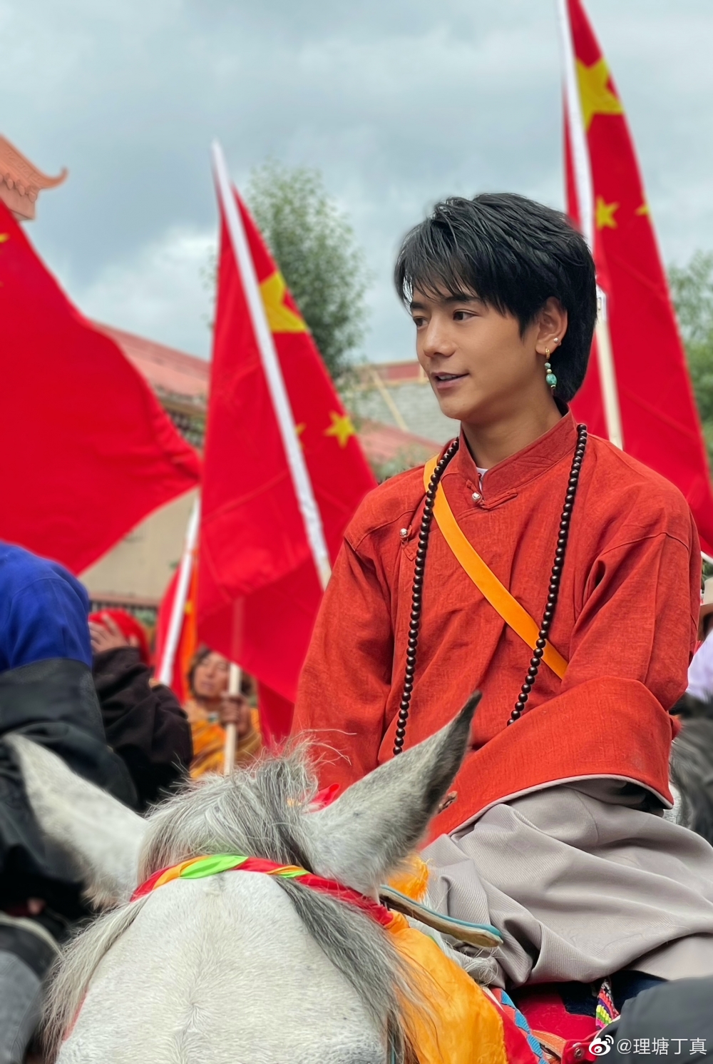 爆紅後無幾耐,2021年1月丁真抽煙嘅片段就喺網上流傳
