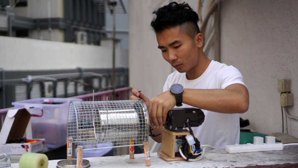 Naam Yu鍾情於研究、設計和製作炒豆機,更嘗試以香港傳統的白鐵工藝,設計炒豆機機身。