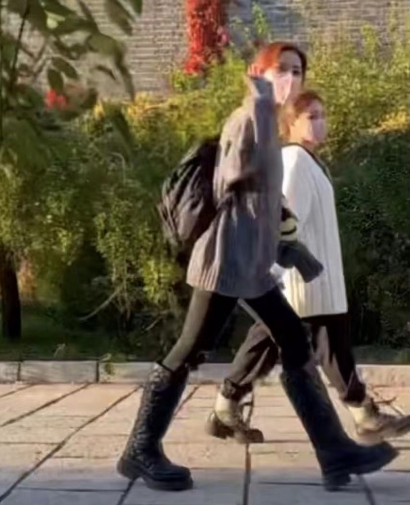 阿Sa熱情揮手,阿嬌反應相對較為冷淡