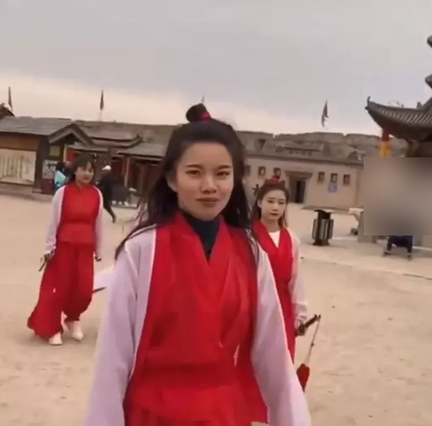 大批女遊客打扮成《西遊記之月光寶盒》仲由朱茵飾演嘅紫霞仙子