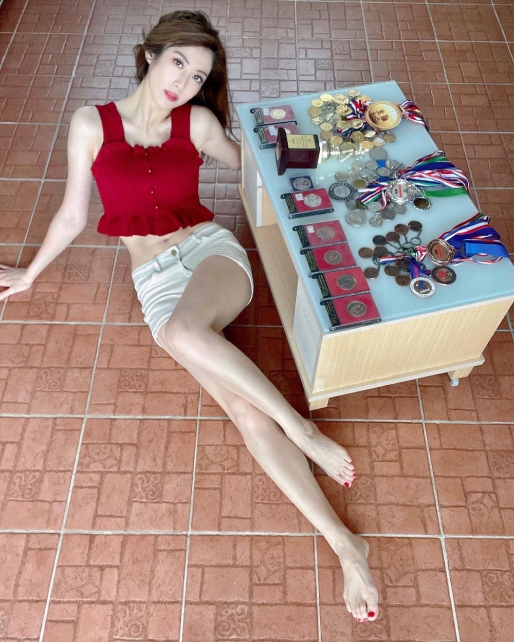 早前有報道指謝芷倫同一中年男行街後被名車送回家