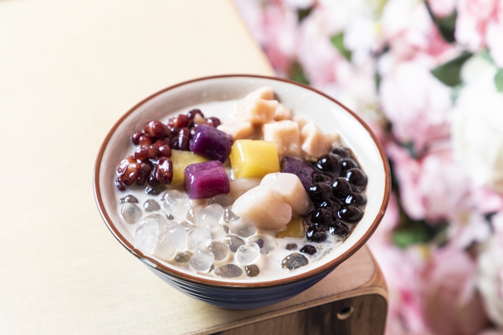 花豹芋圓材料有三色芋圓,配黑糖珍珠、燒仙草、水晶寒天、大甲芋頭和蜜紅豆。芋圓質感夠Q彈,自家茶底更有兩款口味可選。
