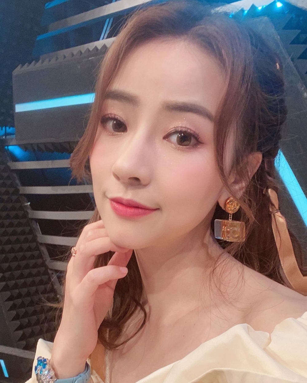現年31歲嘅星夢歌手谷婭溦參加內地節目《快樂女聲》出身